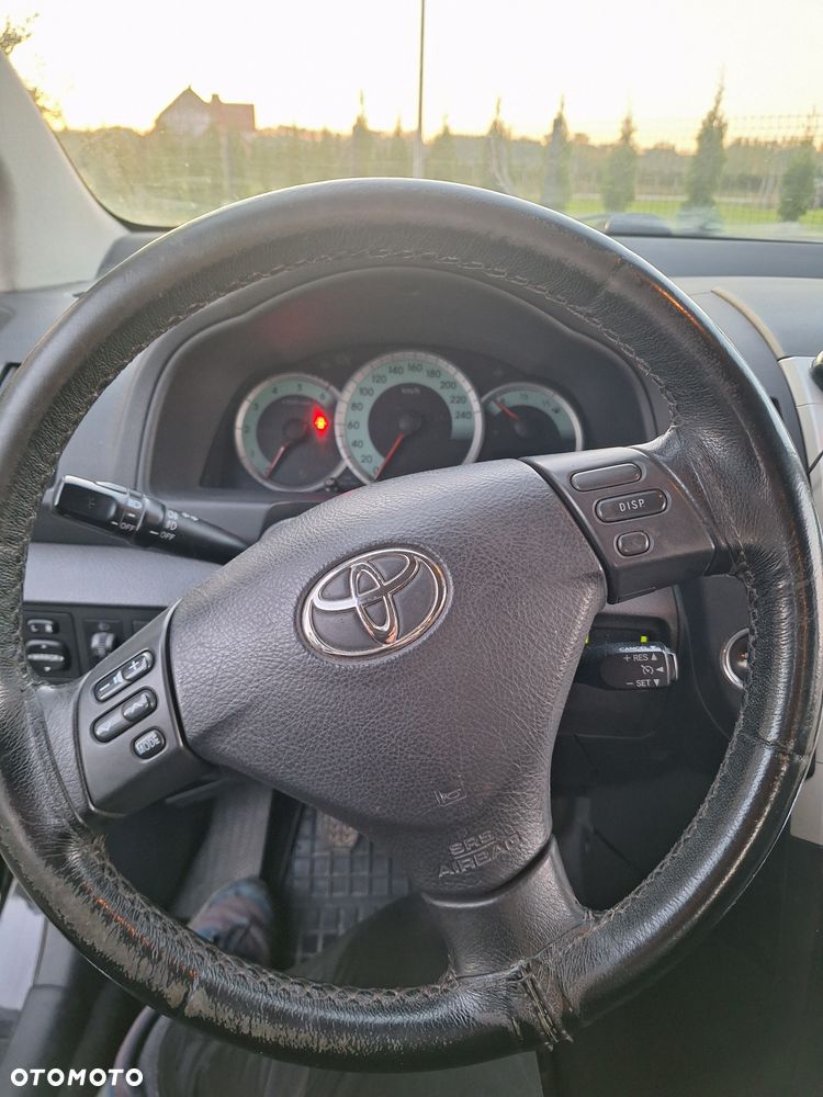 Toyota Corolla Verso 2.2 D-4D Gold - 26