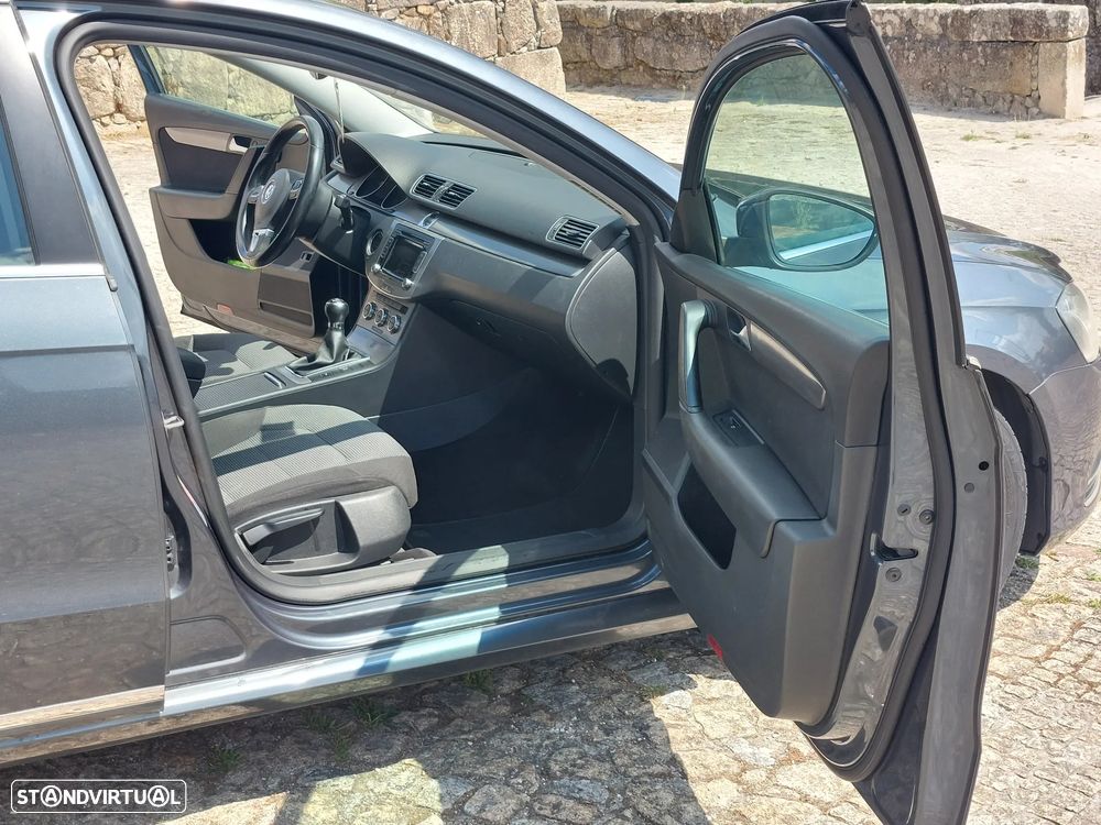 VW Passat 1.6 TDI BlueMotion - 16