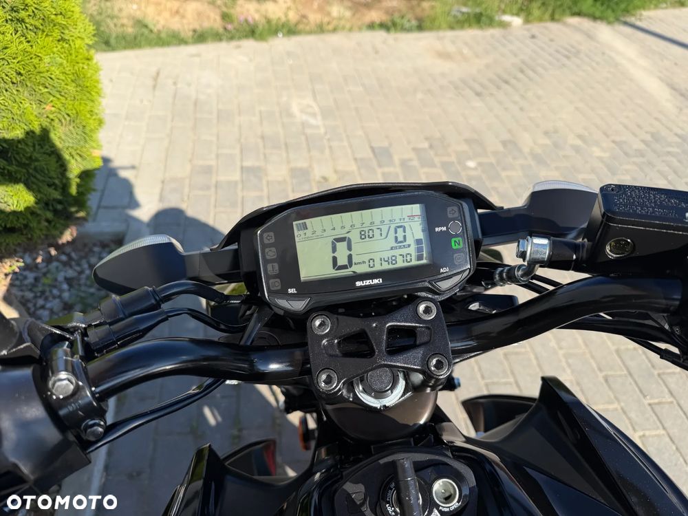 Suzuki GSX - 23