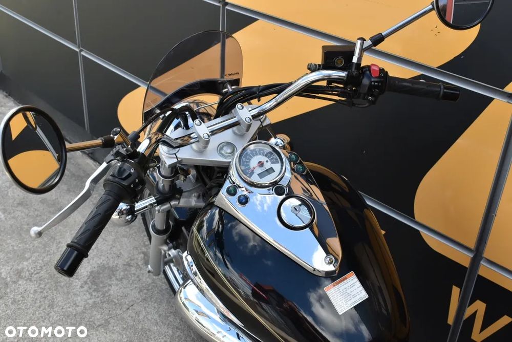 Suzuki Intruder - 12