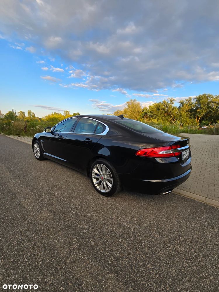 Jaguar XF 2.0 T Luxury - 16