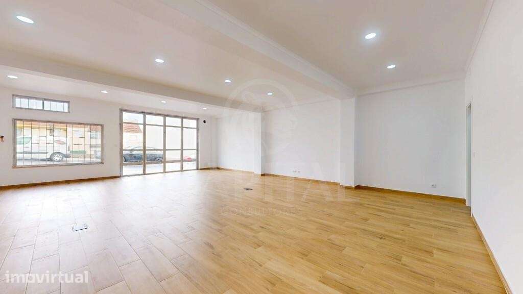 Loja moderna e com excelente visibilidade em Casal de Cambra – Avenida - Grande imagem: 2/17