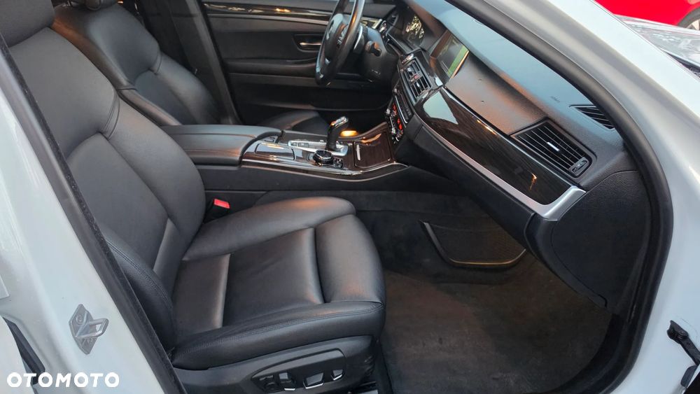BMW Seria 5 535i Sport-Aut Luxury Line - 12