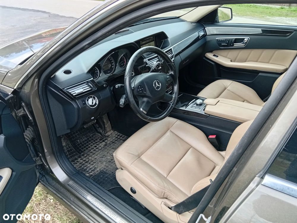 Mercedes-Benz Klasa E 300 CDI DPF BlueEFFICIENCY 7G-TRONIC Avantgarde - 23