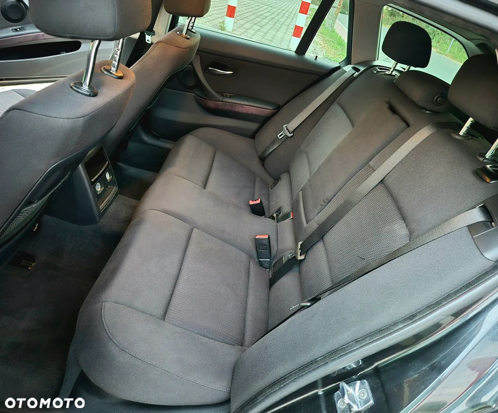 BMW Seria 3 318i Touring - 15