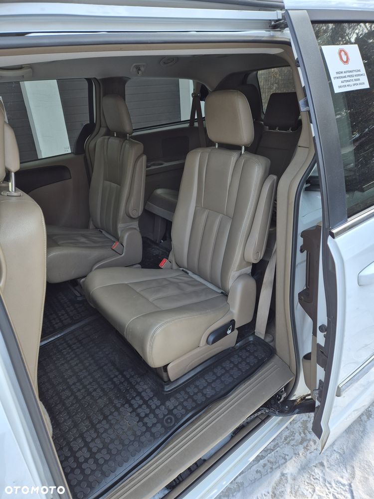 Chrysler Town & Country - 4