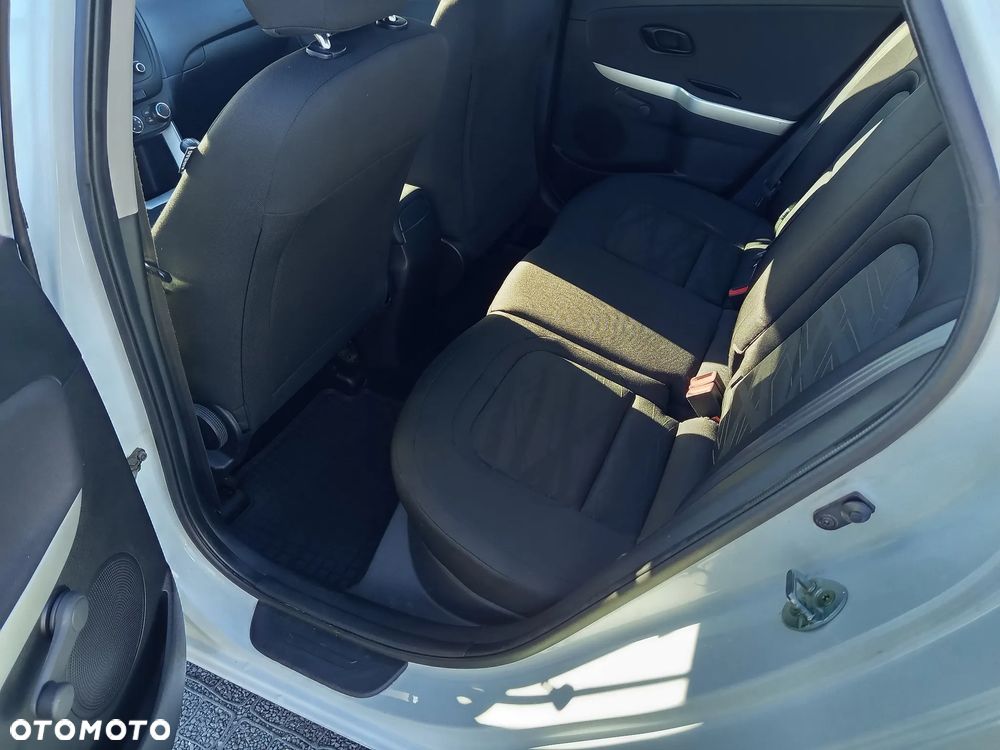 Kia Ceed - 11