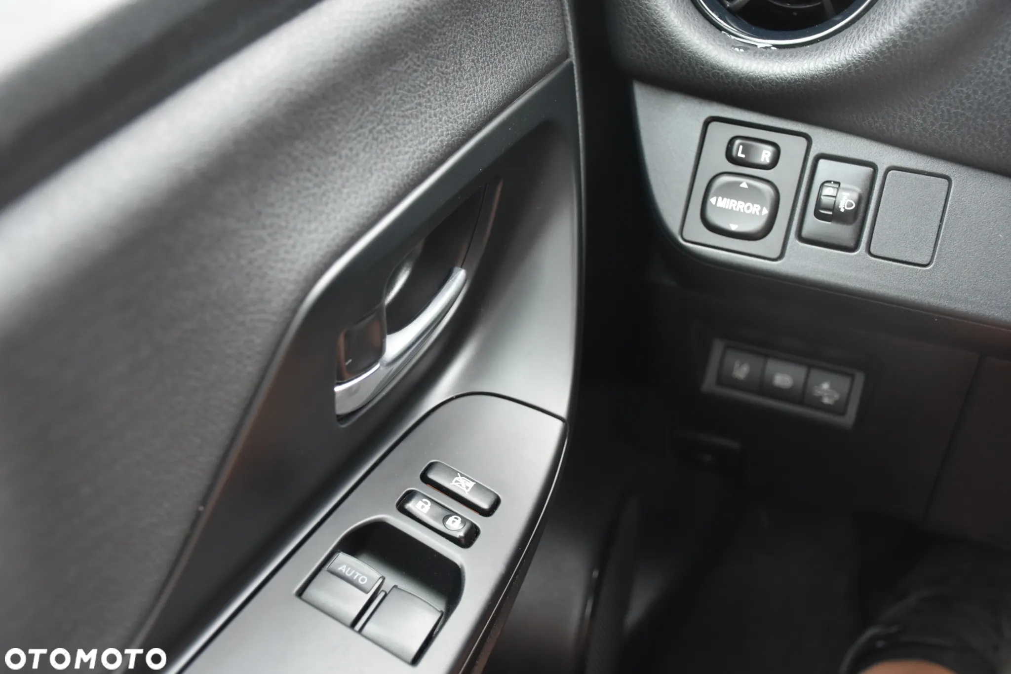 Toyota Yaris ver-hybrid-100-dynamic - 15