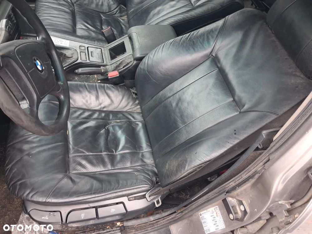 BMW 5 E39 silnik 2.5 TDS M51D25 143 KM skrzynia biegów 23001434452  S5D 2602 dyfer dyferencjał 33101428489  2,64 drzwi klapa maska zderzak błotnik Orientblau Metallic 317 alternator wtrysk przepustnica przepływomierz turbina alternator maglownica pompa wspomagania sprężarka klimatyzacji wentylator sterownik stacyjka moduł silniczek panel przewód wiązka radio konsola wyświetlacz tunel fotel fotele tapicerka skórzana skóra boczek podłokietnik szyba zwrotnica EGR chłodnica pas wzmocnienie lusterko lampa reflektor tłumik wydech halogen hak holowniczy klamka belka sanki mcperson amortyzator sprężyna felga zwrotnica blenda mikrostyk kierownica mechanizm zamek zacisk hamulcowy jarzmo klamka włącznik schowek lewarek wybierak osłona łapa poduszka zbiorniczek rura manetki kolektor pompa ABS NA CZĘŚCI wszystkie części - 17