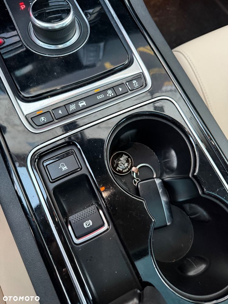 Jaguar XE 2.0 T R-Sport - 22