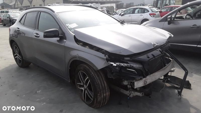 Mercedes-Benz GLA 220 d 7G-DCT - 2