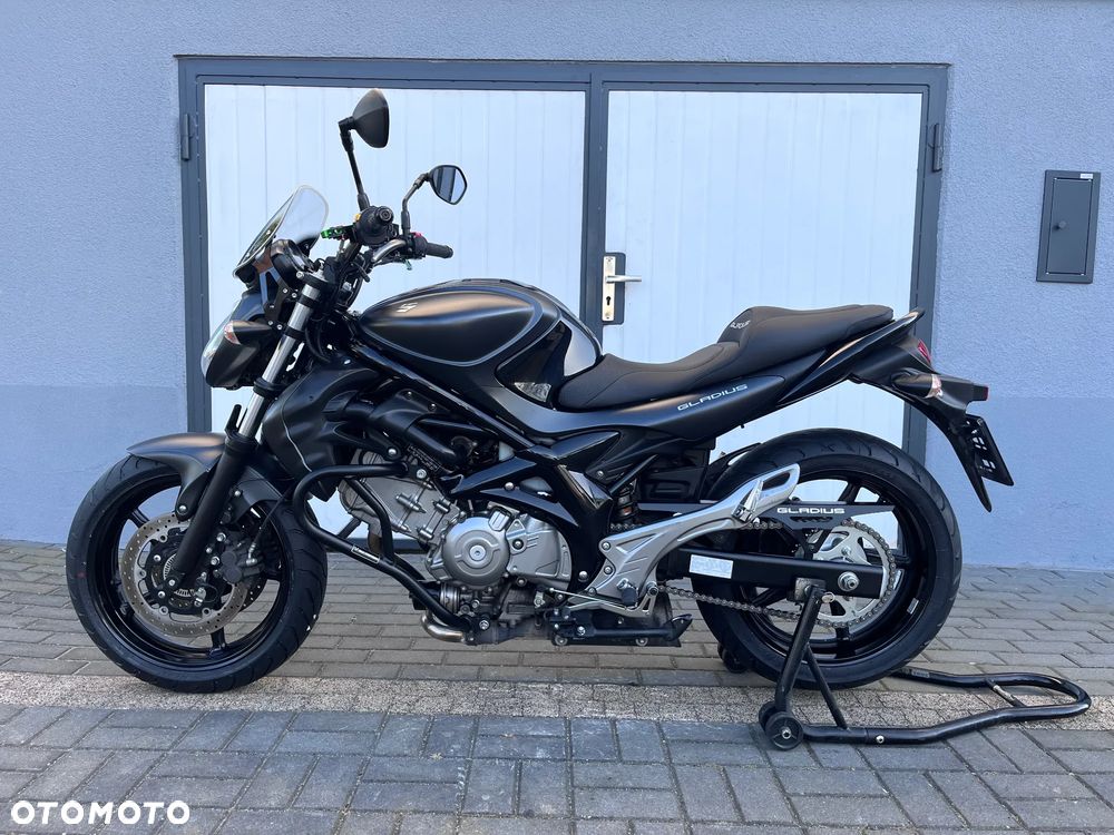 Suzuki Gladius - 6