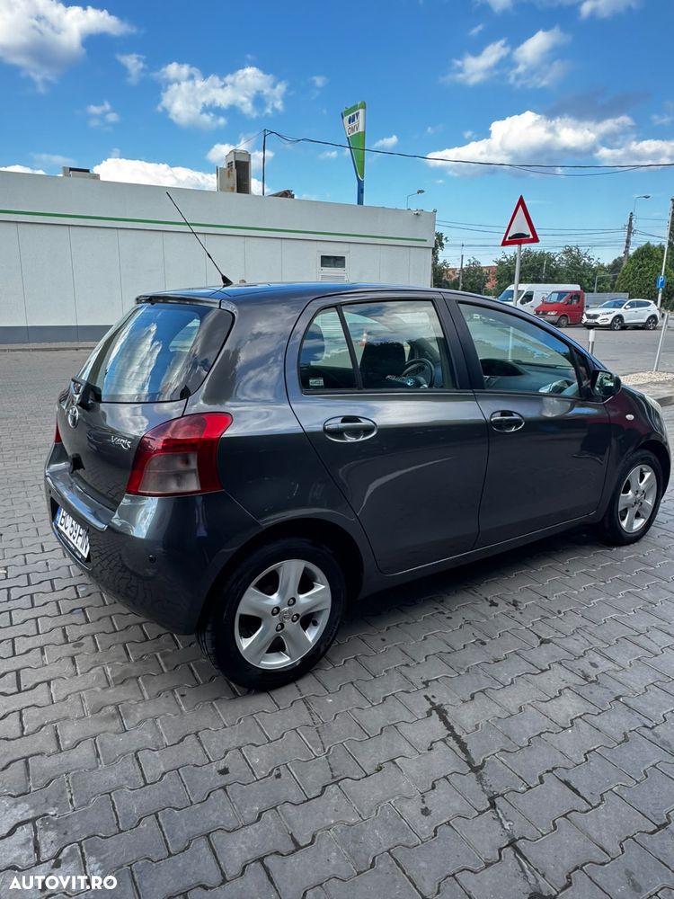 Toyota Yaris 1.3 Aut Luna - 2
