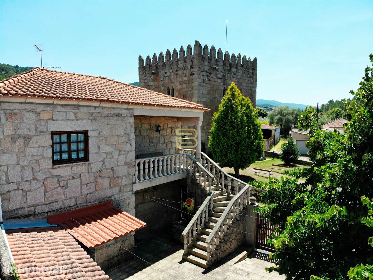 Localizada na aldeia de Santo Estevão, esta encantadora moradia de tip - Grande imagem: 3/23
