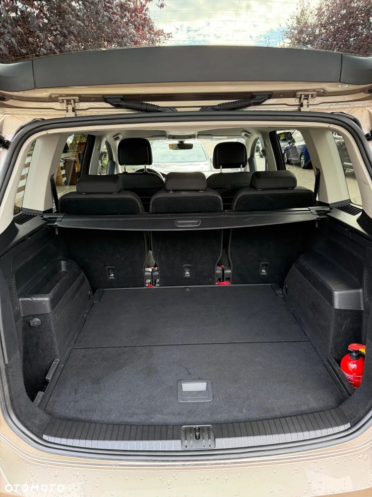 Volkswagen Touran - 12