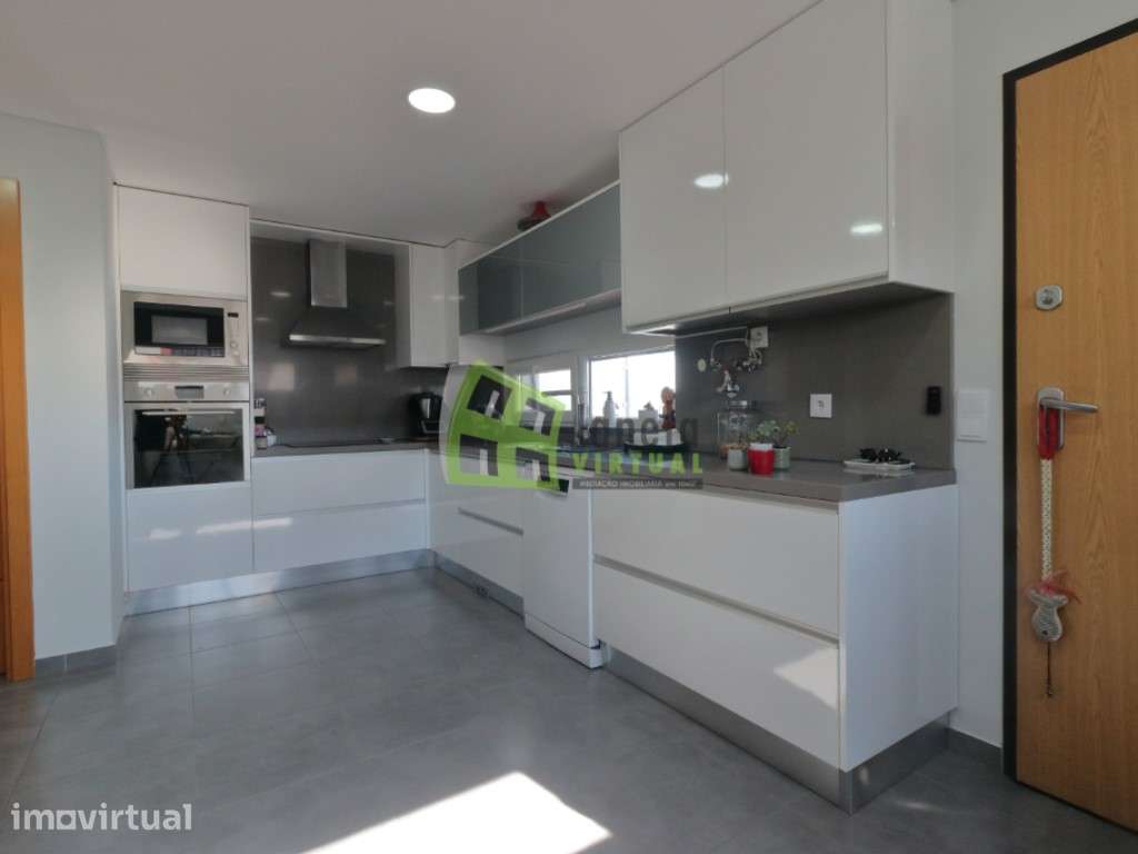 Moradia Geminada T3 com Piscina - Quinta do Conde - Grande imagem: 3/34