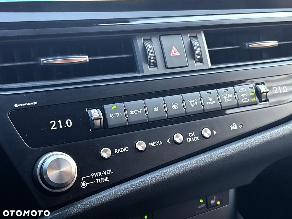 Lexus ES 300h Business Edition - 23