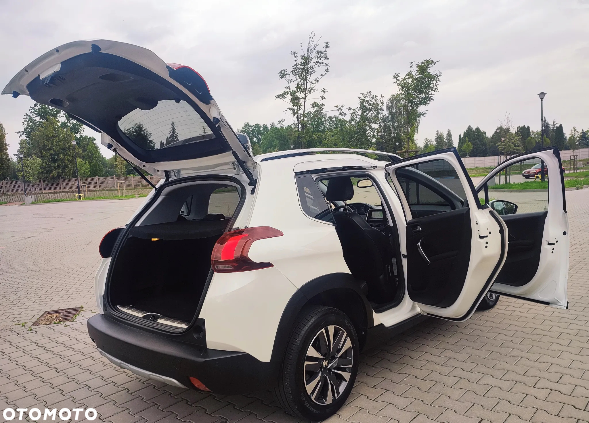 Peugeot 2008 1.6 BlueHDi Allure S&S - 11