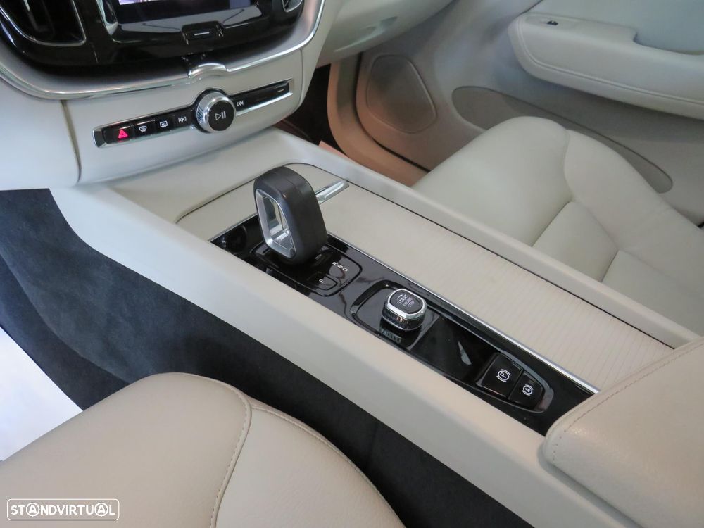Volvo XC 60 2.0 B4 Momentum Plus - 12