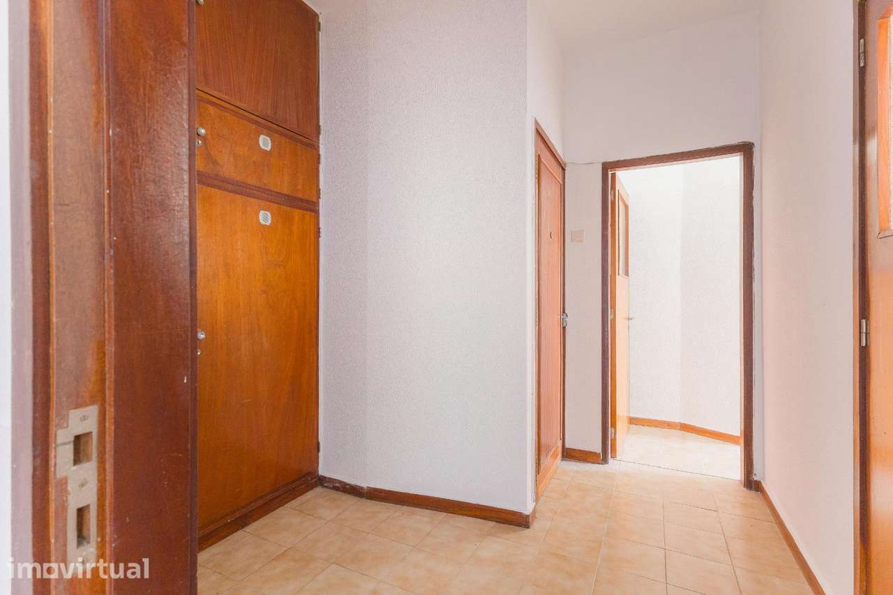 Apartamento T2 com Elevado Potencial de Valorização em Campanhã... - Grande imagem: 2/26