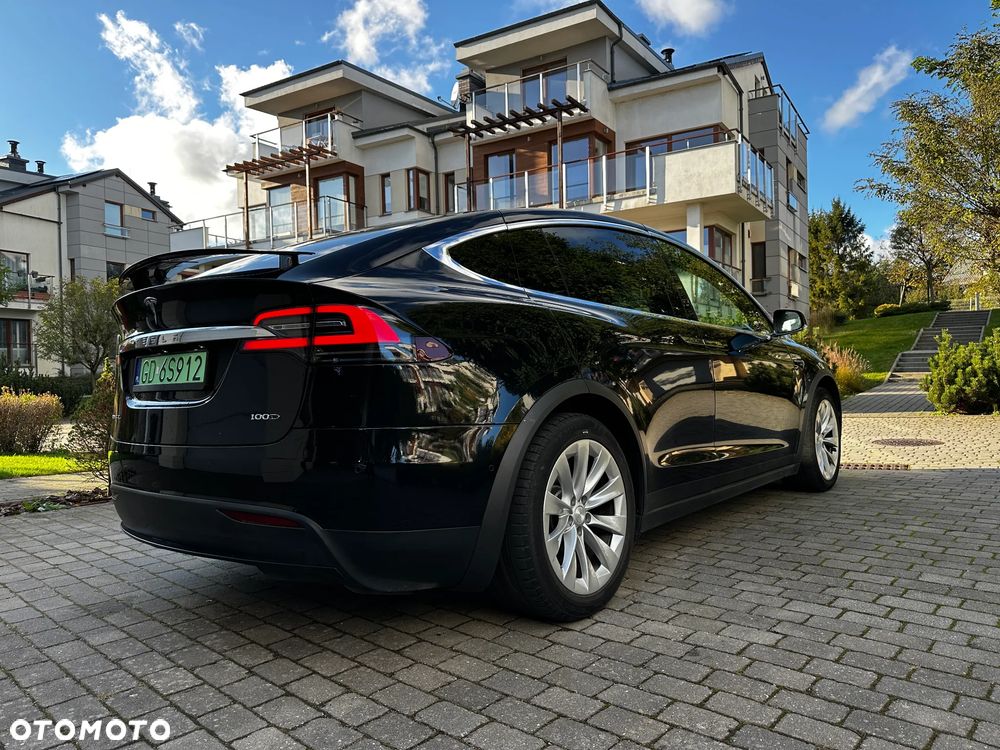 Tesla Model X - 9
