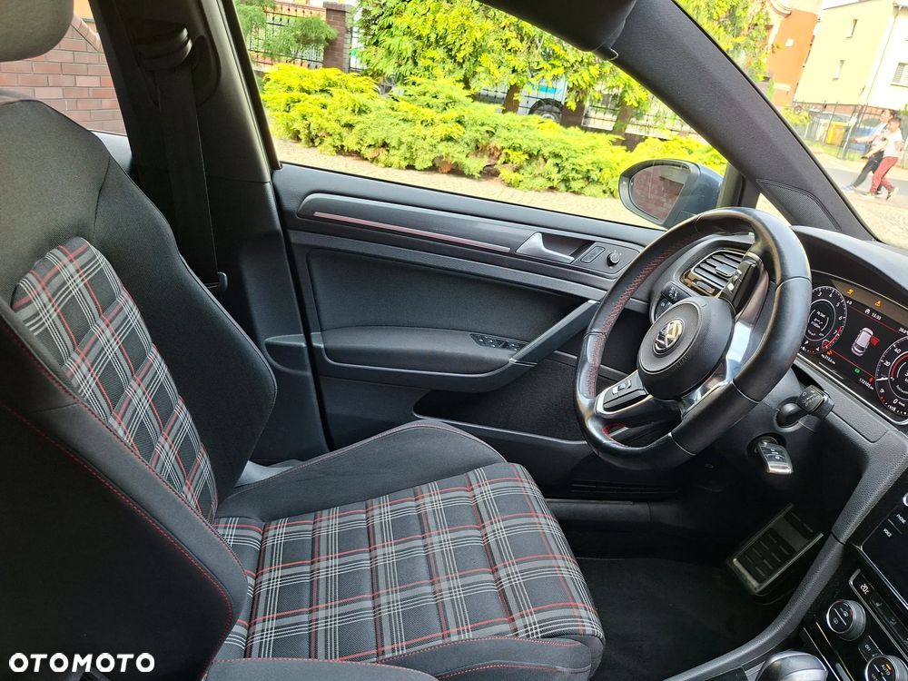 Volkswagen Golf - 11