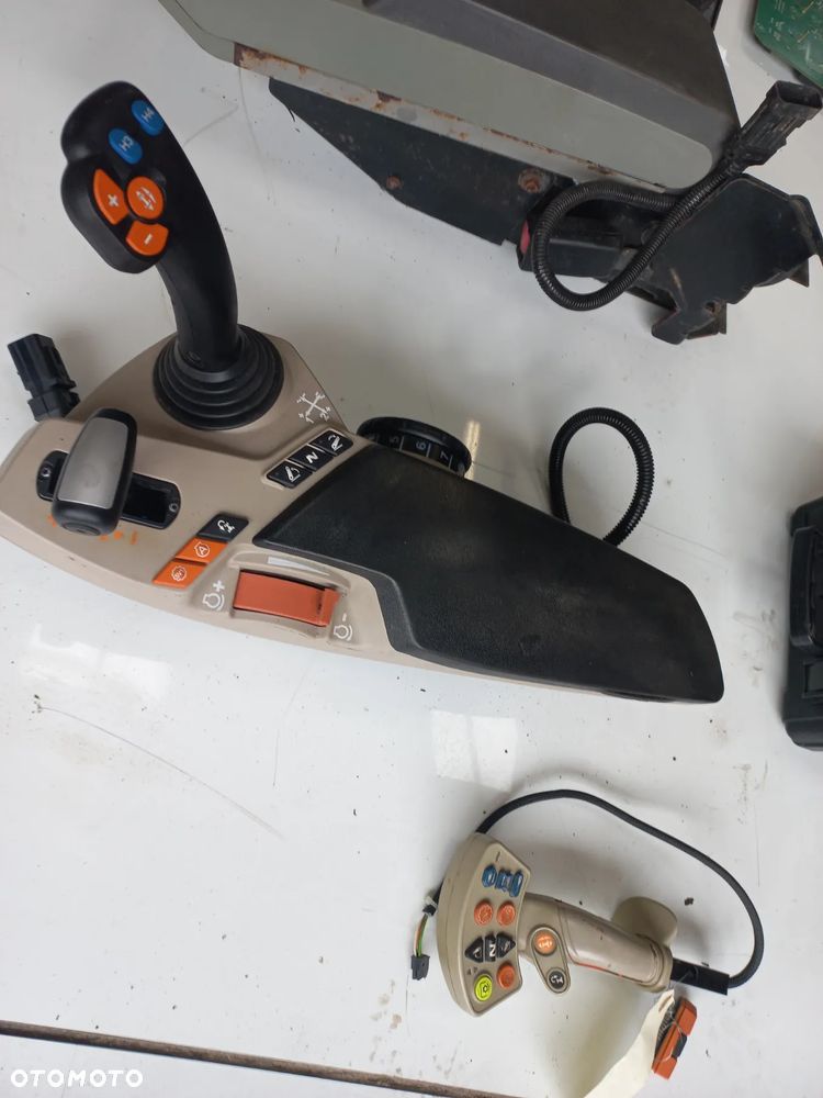Element sterujący,podłokietnik 0011180522,claas,massey,płyta bezpieczników ecu,4353177m96,m91,m92,m93,m94,m95,cam pilot 019 993.1 ,21845120,6600,7600,dzojstick,elektronika podłokietnika,axion,arion,john deere,al160288,al150773,sauer danfos pvres155B4529 VALTRA,155B4228,DZWIGNIA REWERSU CNH 48111819,STEROWANIE - 2