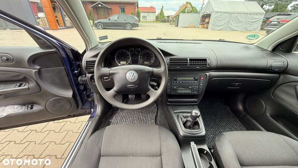Volkswagen Passat 1.6 Comfortline Family - 12