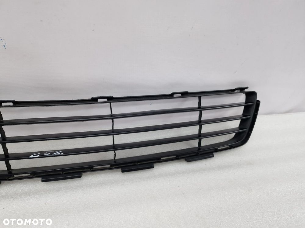 TOYOTA YARIS II LIFT 09- KRATKA ŚRODKOWA ZDERZAKA PRZEDNIEGO PRZÓD , NR 53112-0D160 , NR AUKCJI KR252 - 4