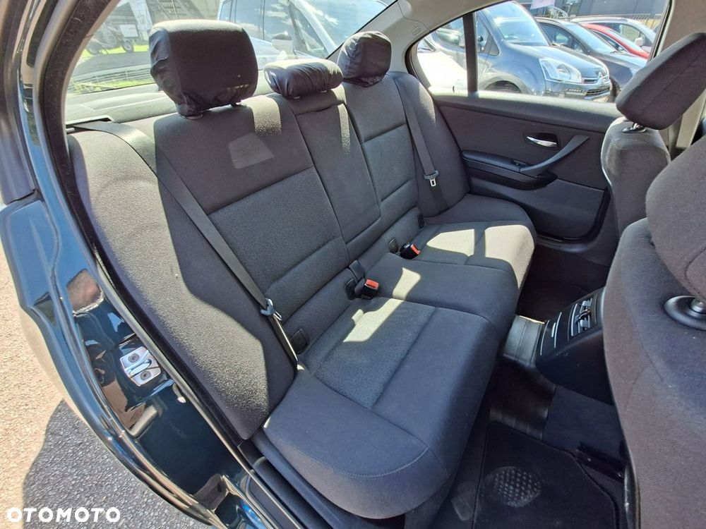 BMW Seria 3 318i - 23