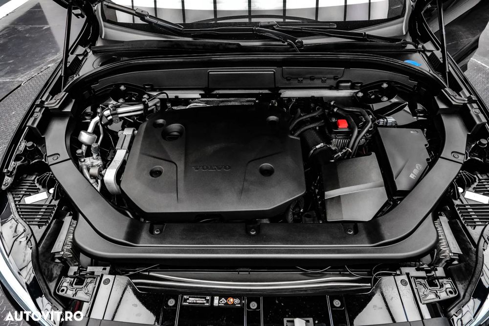 Volvo XC 60 B4 MHEV AT8 AWD Momentum Pro - 26