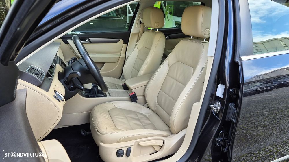 VW Passat 1.6 TDI BlueMotion Highline - 13