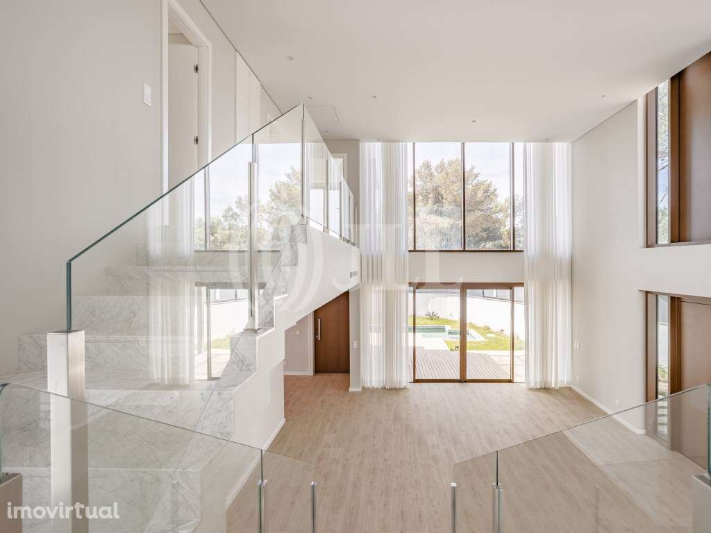 Moradia T4 com jardim e piscina no Estoril - Grande imagem: 2/50