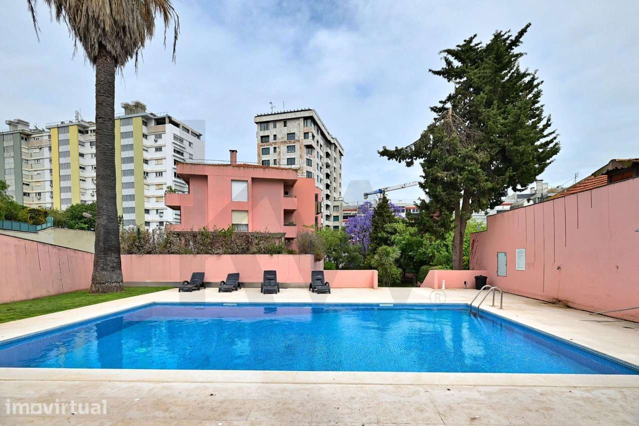 T2 renovado e mobilado, com varanda e garagem, em condomínio com Pisci - Grande imagem: 3/33