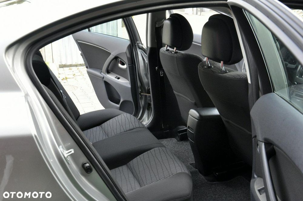 Toyota Avensis 1.8 Active - 36