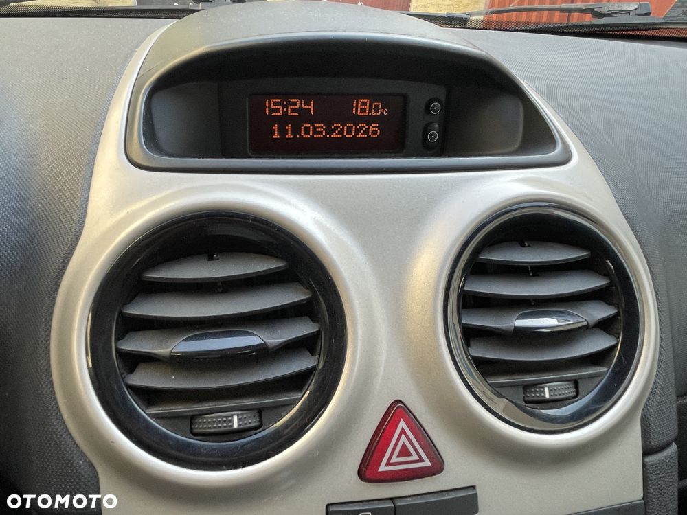 Opel Corsa 1.2 16V Essentia - 18