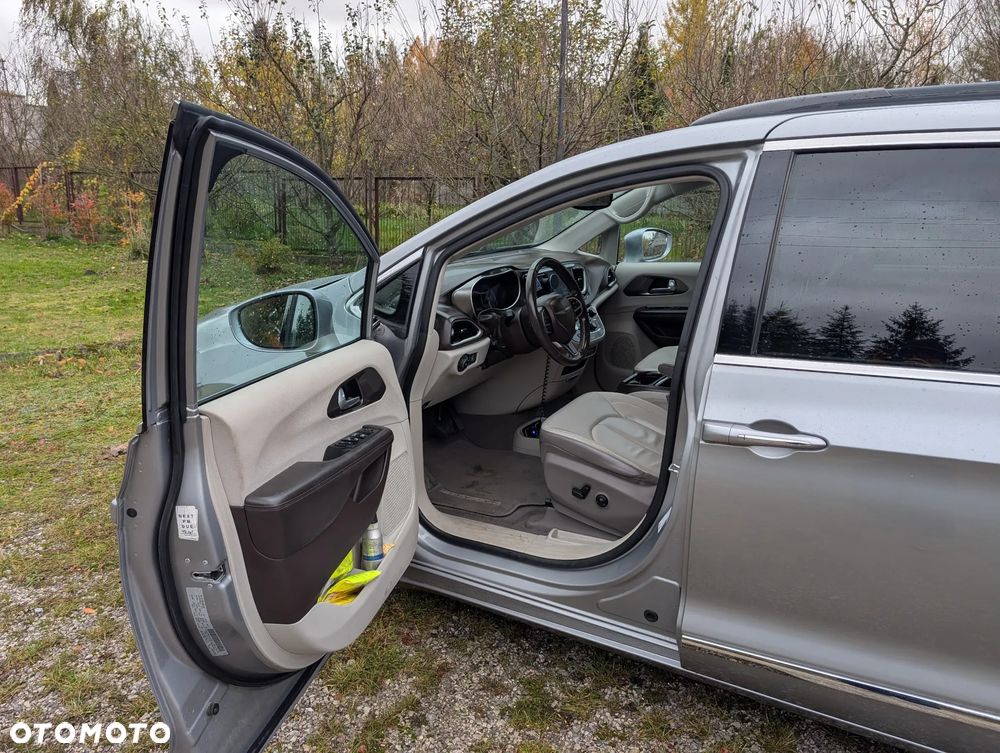 Chrysler Pacifica - 2