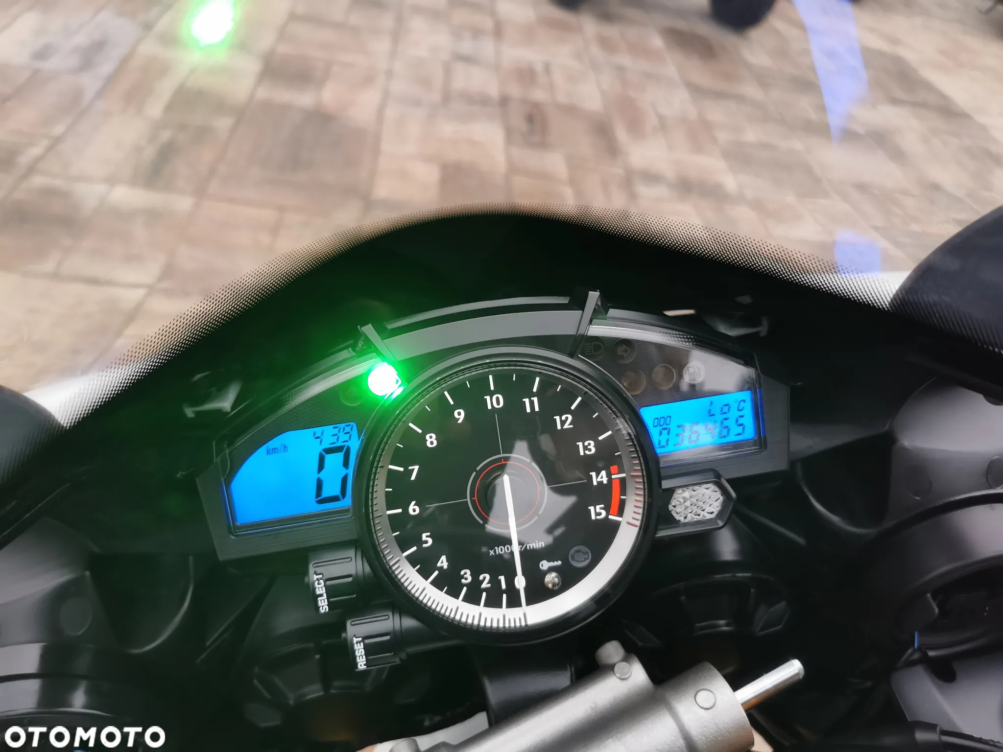 Yamaha R1 - 18