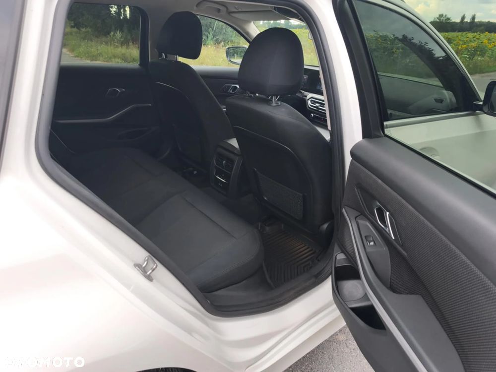 BMW Seria 3 320d xDrive - 33