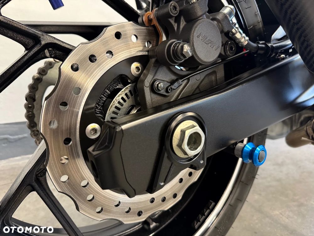 Suzuki GSX - 18