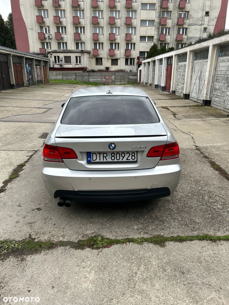 BMW Seria 3 330i Coupe - 25