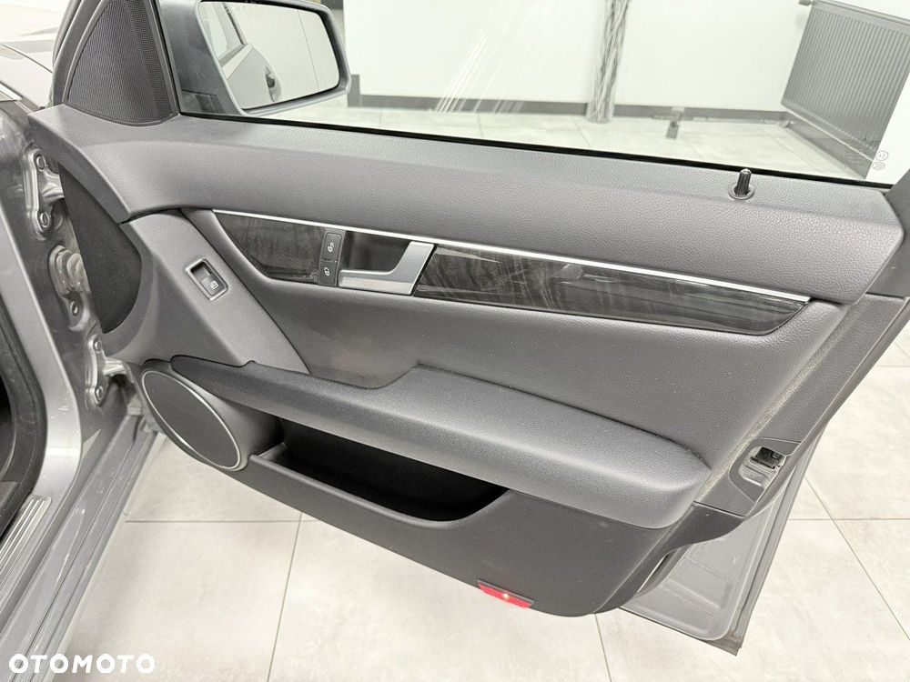 Mercedes-Benz Klasa C 200 CDI DPF (BlueEFFICIENCY) 7G-TRONIC Avantgarde - 29