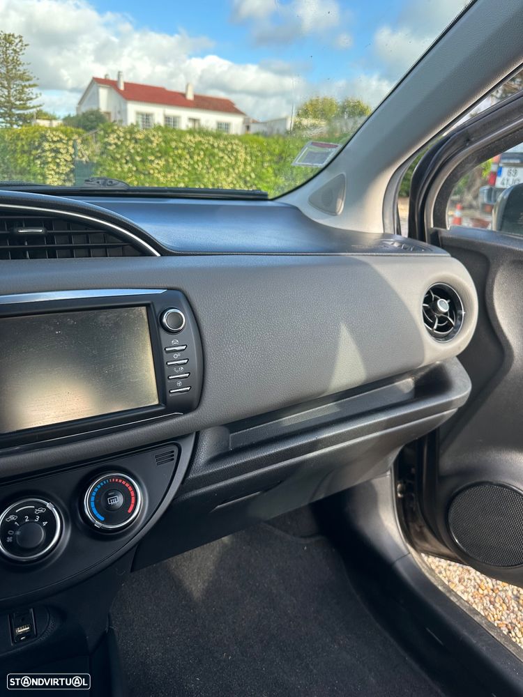 Toyota Yaris 1.0 VVT-i Comfort c/ Design-Pack - 5