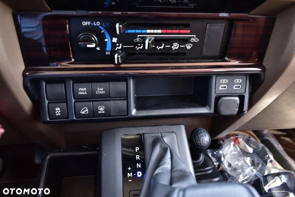Toyota Land Cruiser - 22