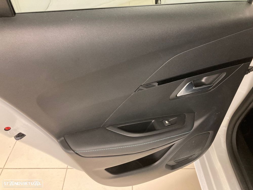 Peugeot 208 1.2 PureTech Allure EAT8 - 17