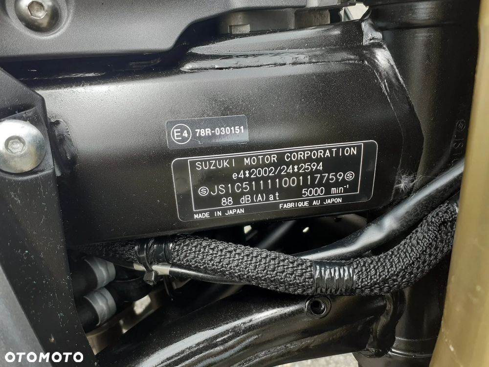 Suzuki GSR - 6