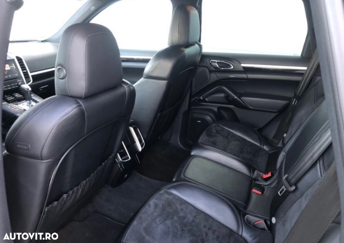 Porsche Cayenne 3.0 L - 7