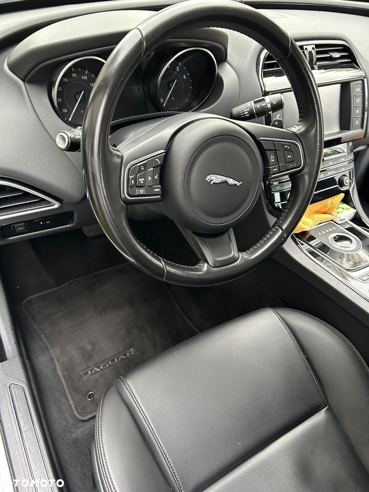 Jaguar XE 25t Pure - 12