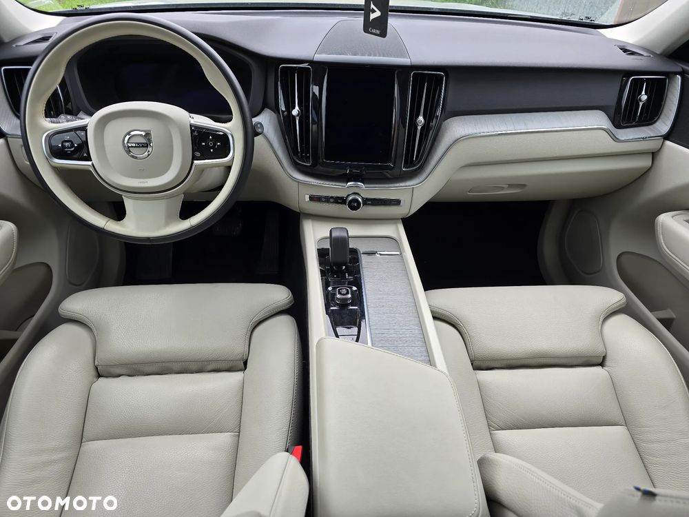 Volvo XC 60 B4 D AWD Plus Dark - 16