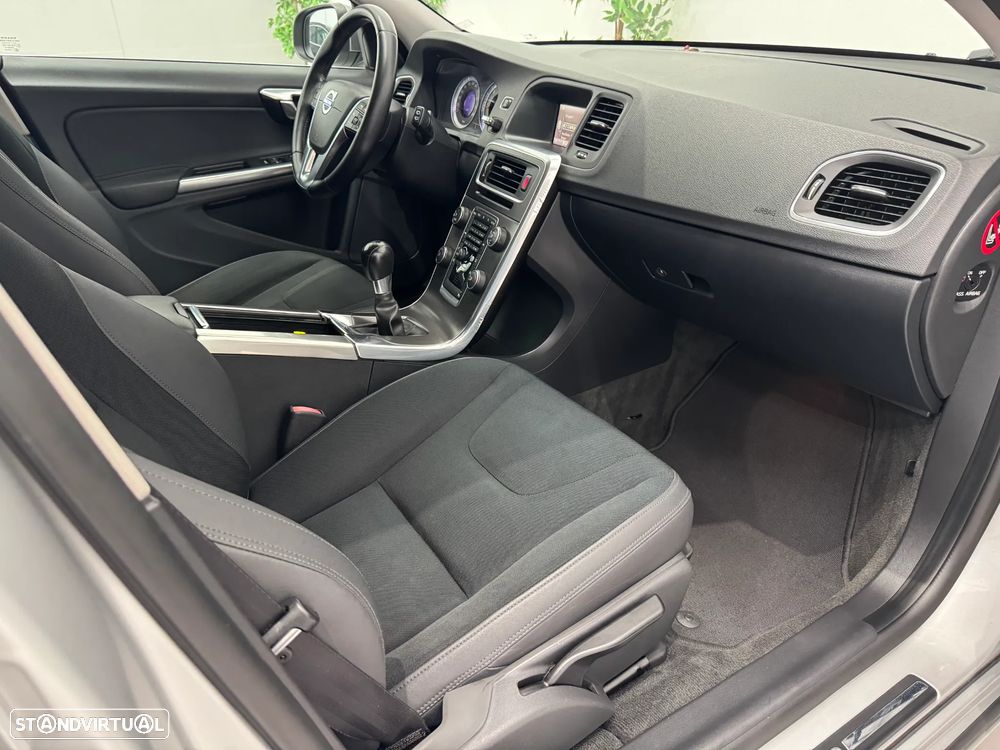 Volvo V60 2.0 D3 Momentum - 16